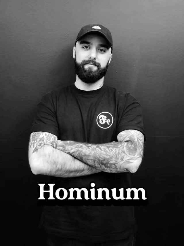 tatoueur Hominum chez Frères d'encre